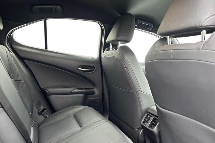 Sort Lexus UX fra 2022 set indefra