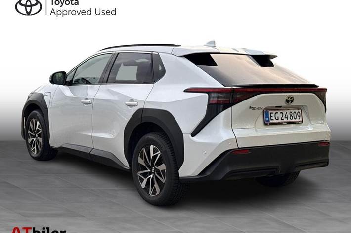 Hvid Toyota BZ4X fra 2025
