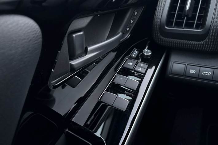 Hvid Toyota BZ4X fra 2025