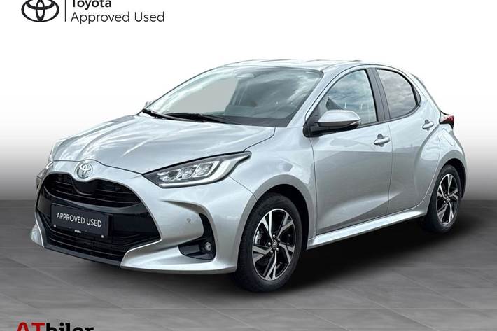 Sølv Toyota Yaris fra 2024 set udefra