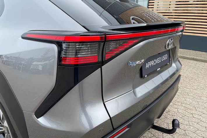 Grå Toyota BZ4X fra 2023