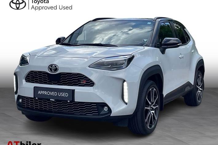 Grå Toyota Yaris Cross fra 2023 set udefra