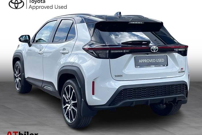 Grå Toyota Yaris Cross fra 2023 set udefra
