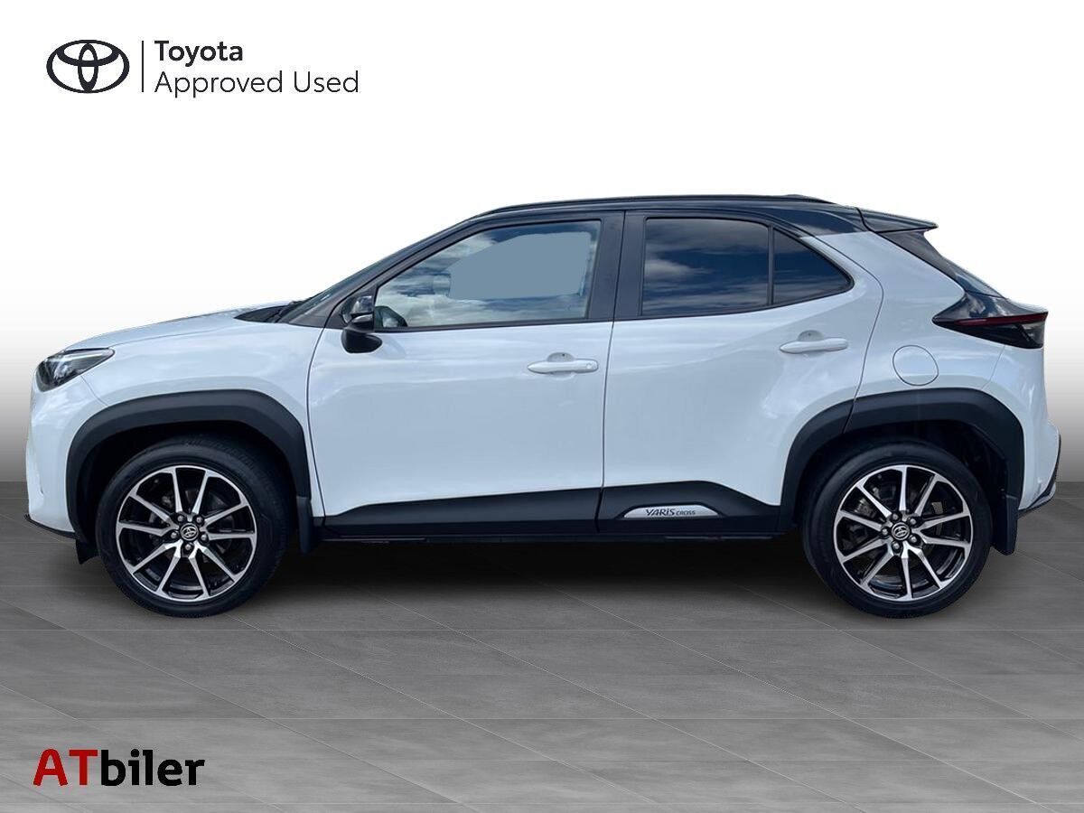 Grå Toyota Yaris Cross fra 2023