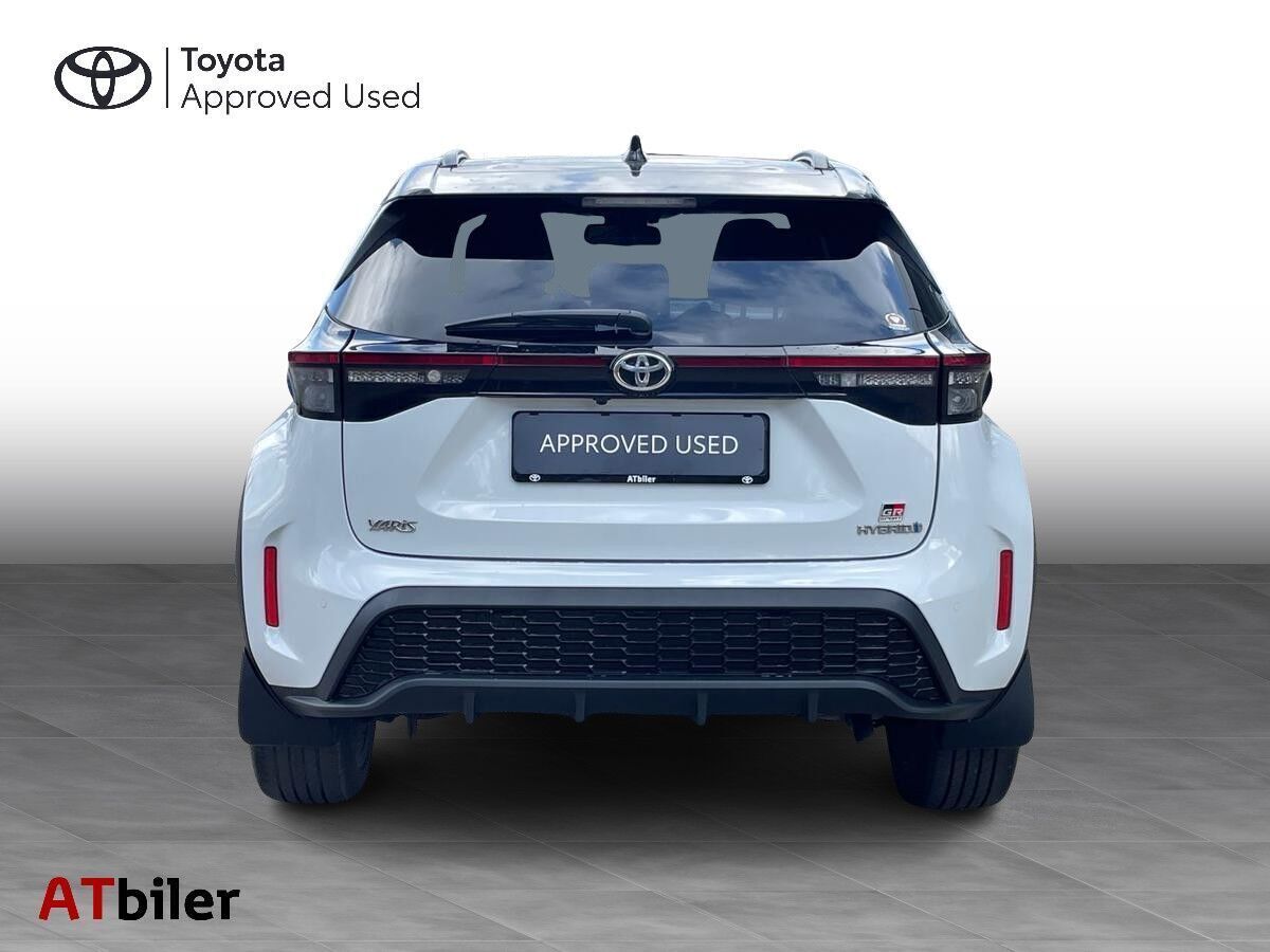 Grå Toyota Yaris Cross fra 2023 set udefra