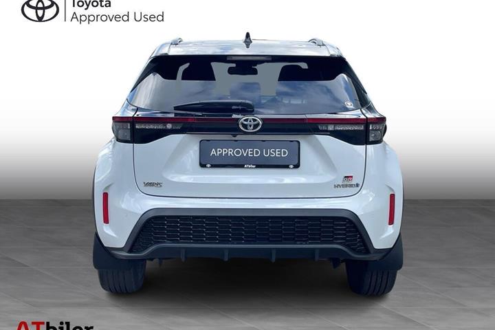 Grå Toyota Yaris Cross fra 2023 set udefra