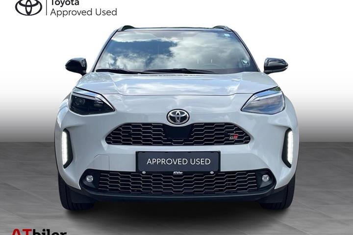 Grå Toyota Yaris Cross fra 2023 set udefra