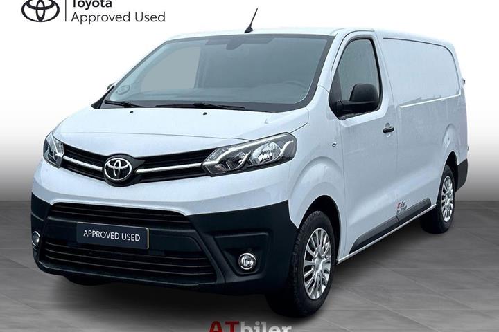 Hvid Toyota ProAce fra 2024 set udefra