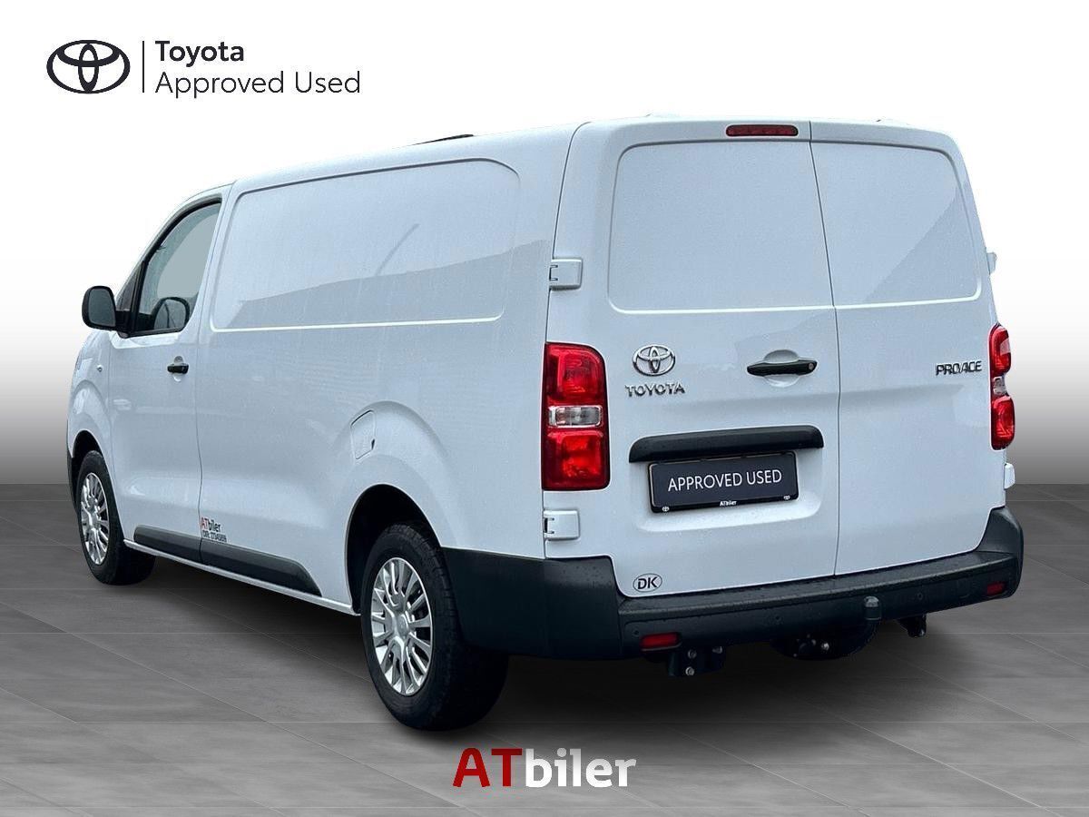 Hvid Toyota ProAce fra 2024
