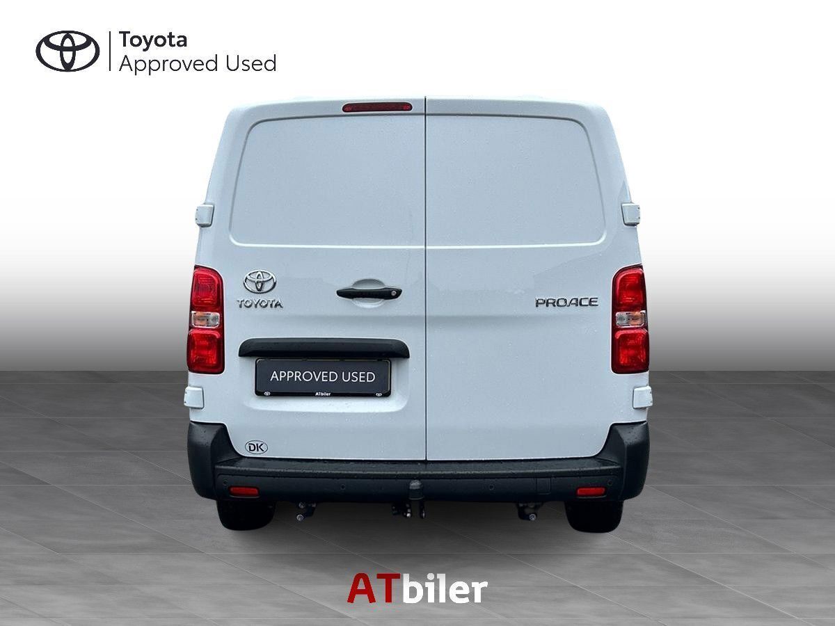Hvid Toyota ProAce fra 2024 set udefra