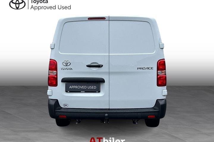 Hvid Toyota ProAce fra 2024 set udefra