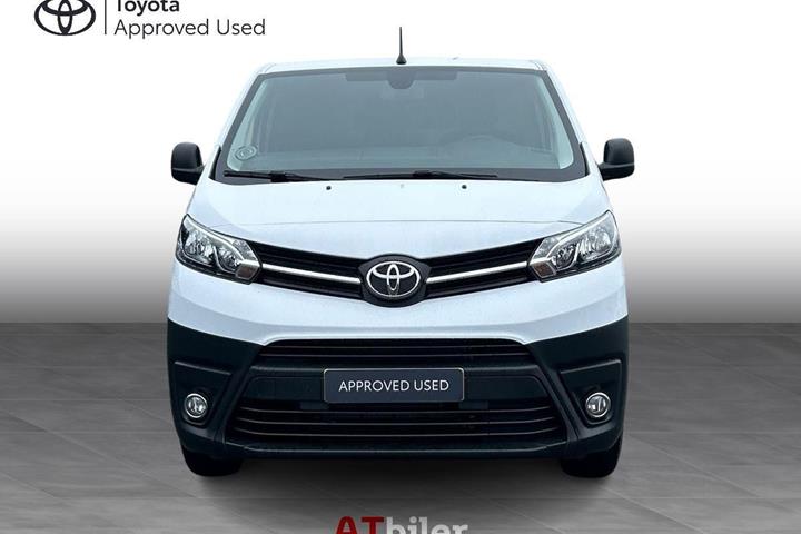 Hvid Toyota ProAce fra 2024 set udefra