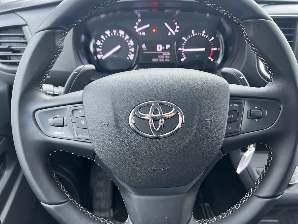 Hvid Toyota ProAce fra 2024