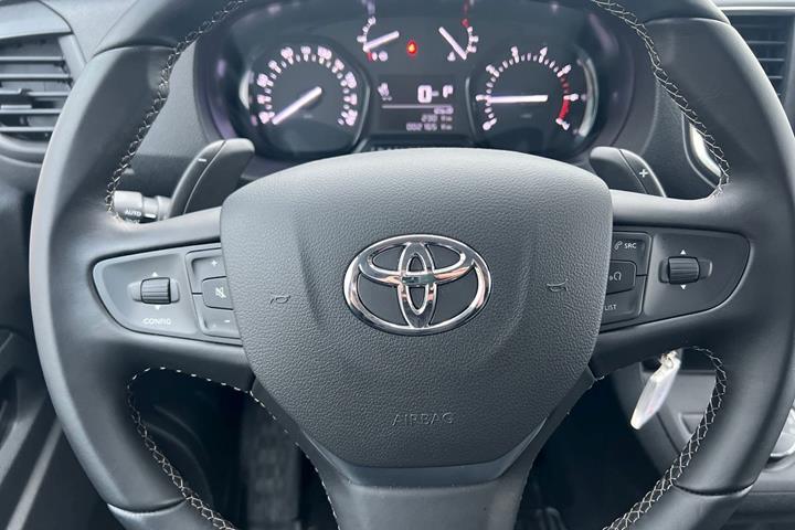 Hvid Toyota ProAce fra 2024