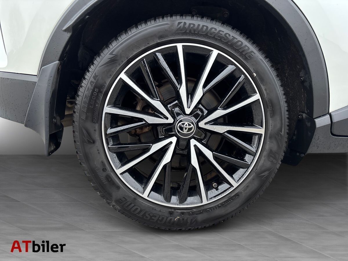 Hvid Toyota C-HR fra 2021