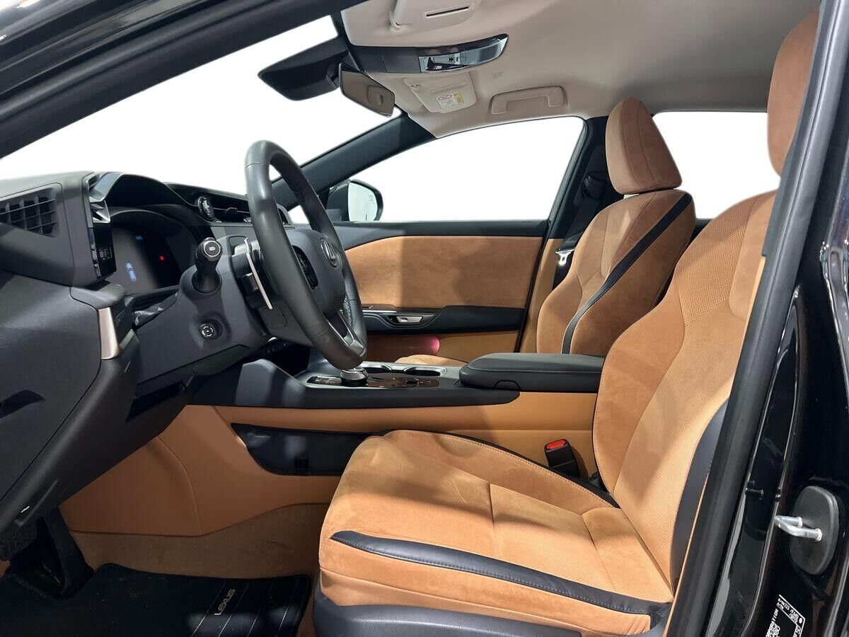 Sort Lexus RZ fra 2025