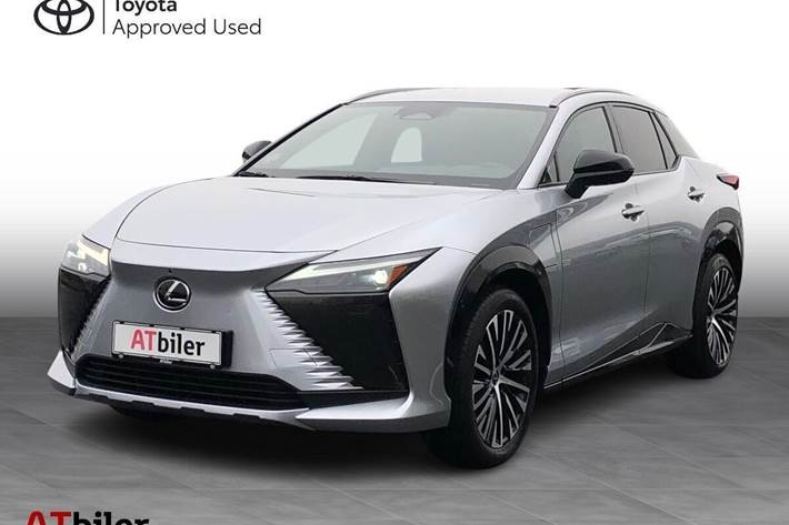Sølv Lexus RZ fra 2024 set udefra