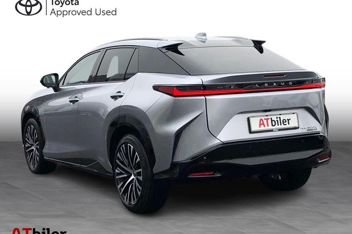 Sølv Lexus RZ fra 2024 set udefra