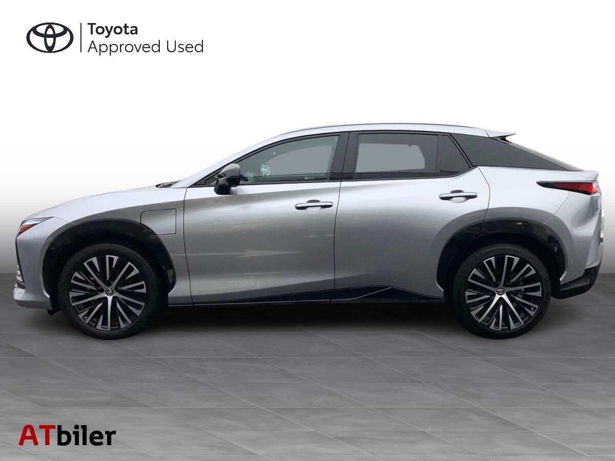 Sølv Lexus RZ fra 2024 set udefra