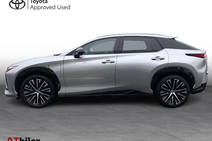 Sølv Lexus RZ fra 2024 set udefra