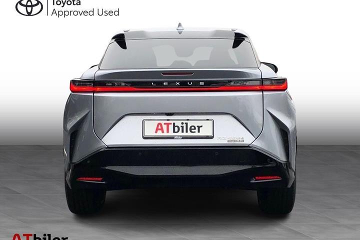Sølv Lexus RZ fra 2024 set udefra