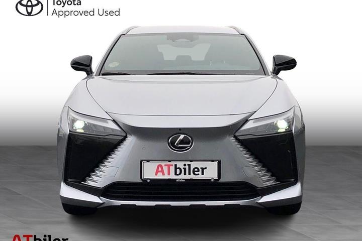 Sølv Lexus RZ fra 2024 set udefra