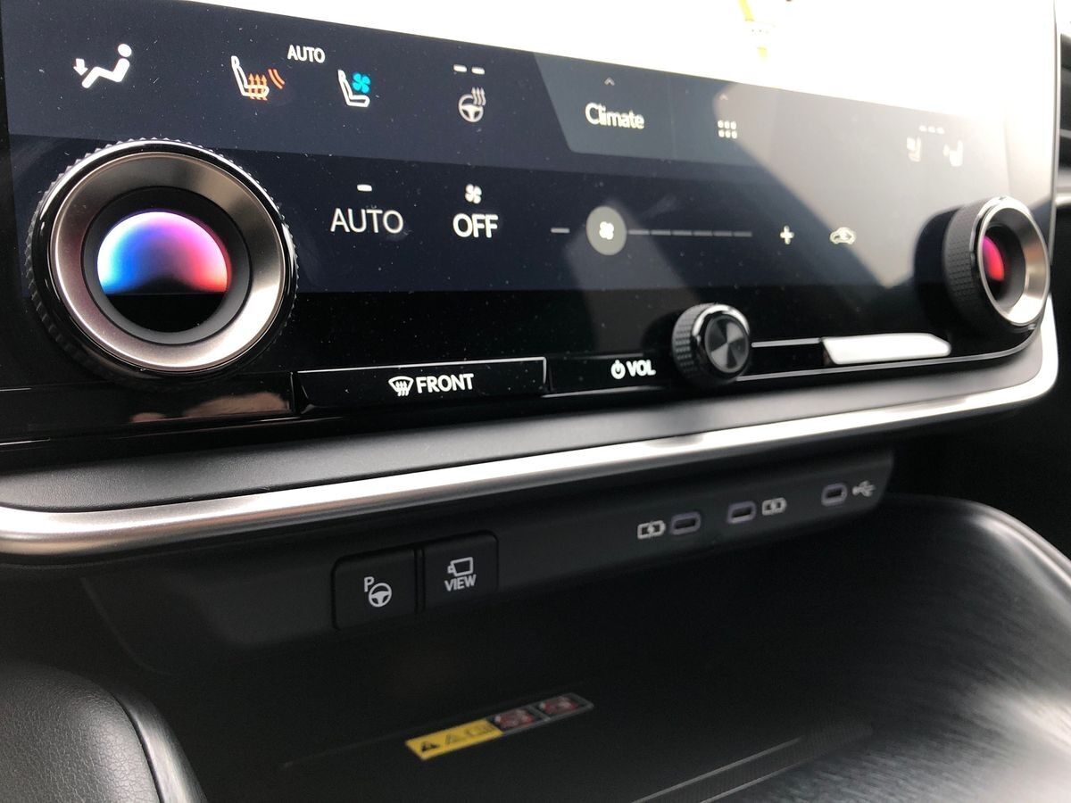 Sølv Lexus RZ fra 2024