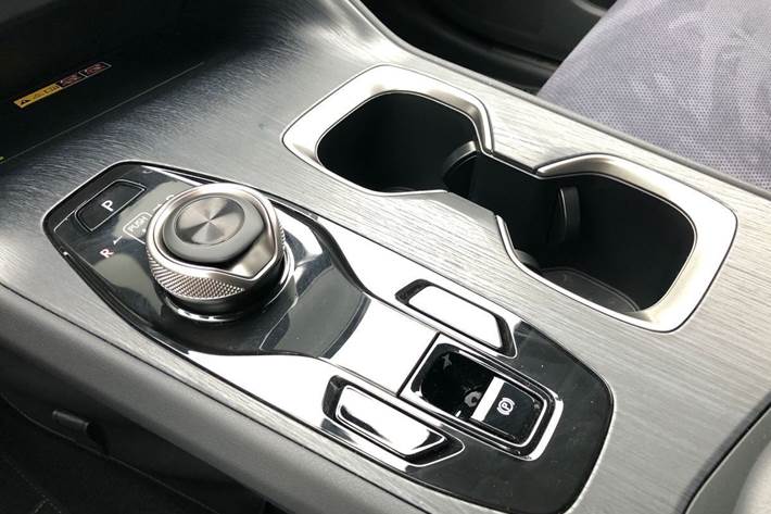 Sølv Lexus RZ fra 2024