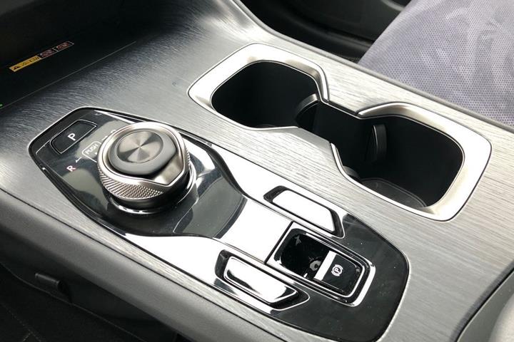 Sølv Lexus RZ fra 2024