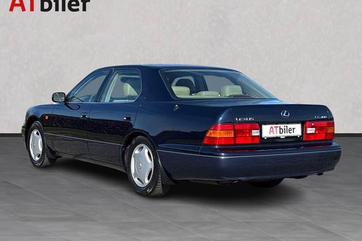 Blå Lexus LS fra 1998 set udefra