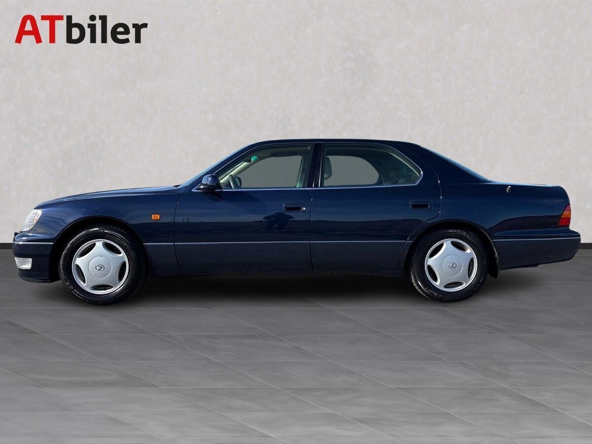 Blå Lexus LS fra 1998