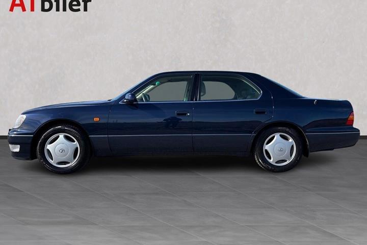 Blå Lexus LS fra 1998