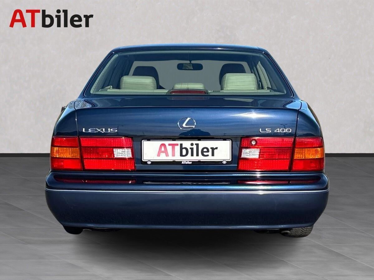 Blå Lexus LS fra 1998 set udefra