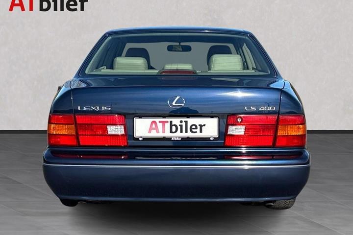 Blå Lexus LS fra 1998 set udefra