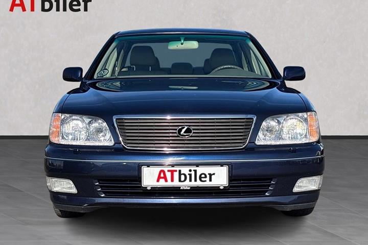 Blå Lexus LS fra 1998 set udefra