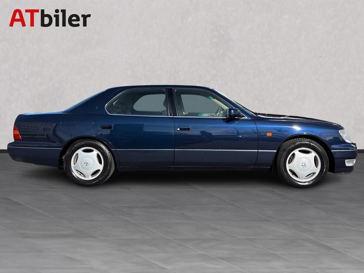 Blå Lexus LS fra 1998