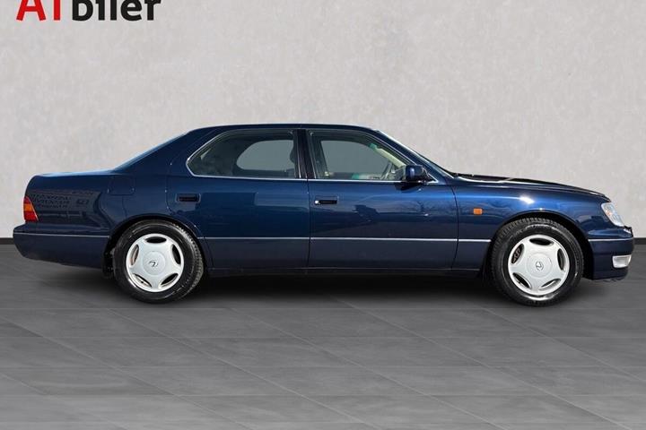 Blå Lexus LS fra 1998