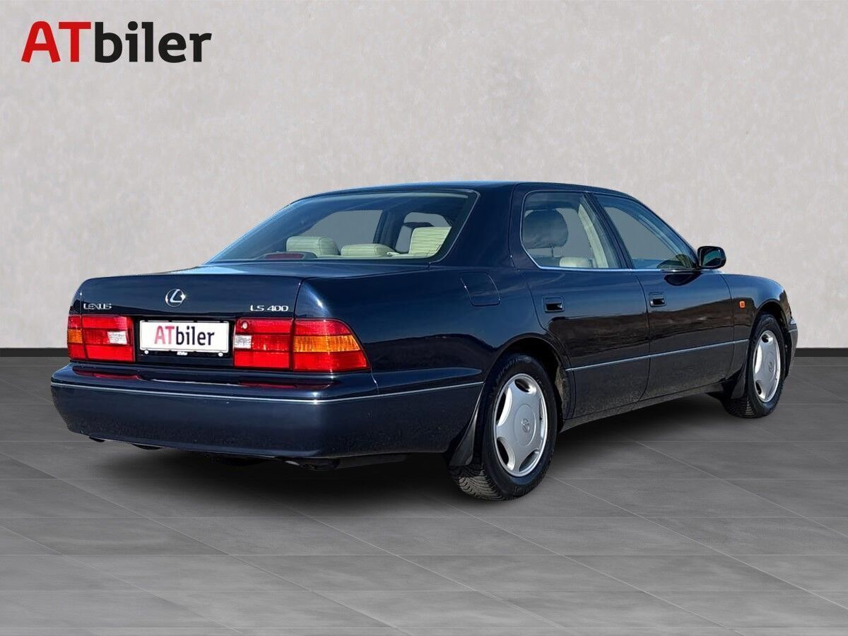 Blå Lexus LS fra 1998