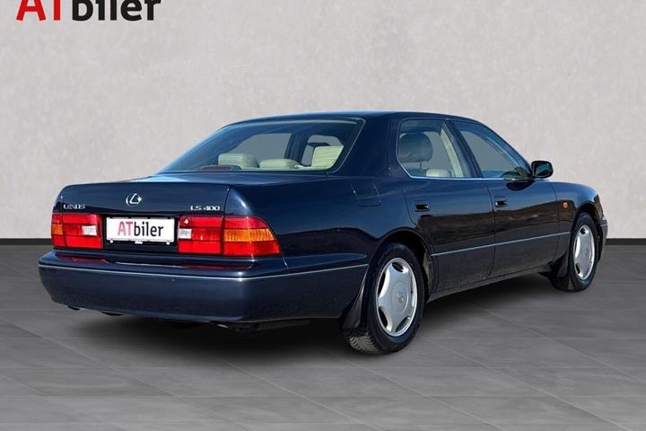 Blå Lexus LS fra 1998