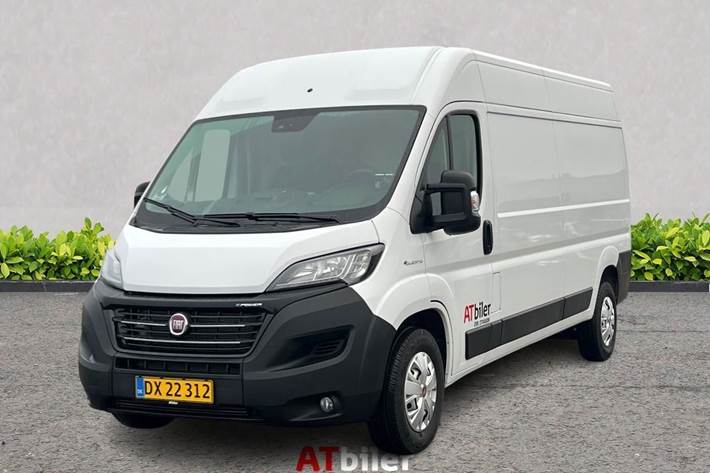 Hvid Fiat E-Ducato fra 2022 set udefra