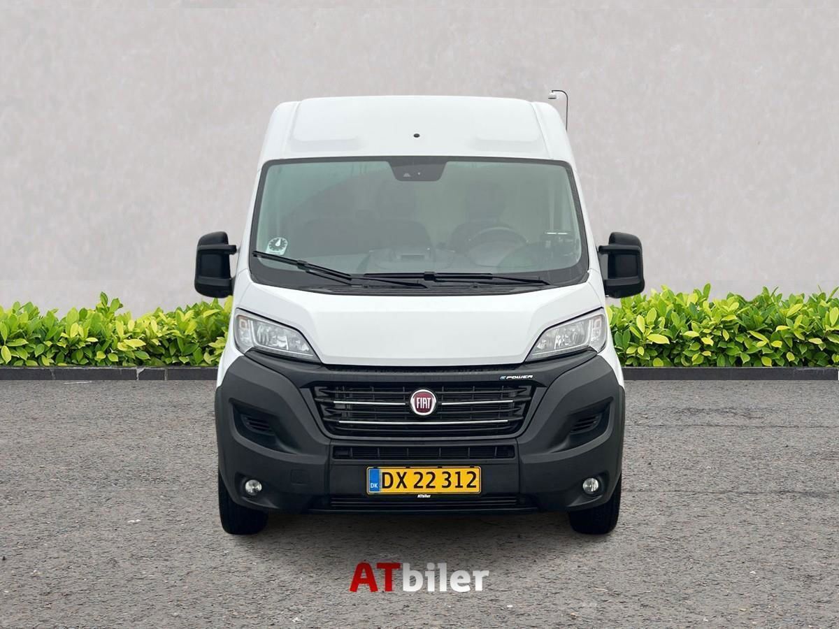 Hvid Fiat E-Ducato fra 2022 set udefra