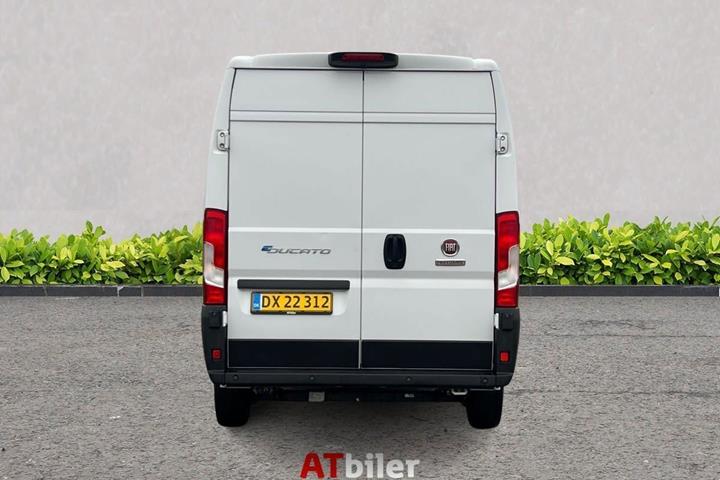 Hvid Fiat E-Ducato fra 2022 set udefra