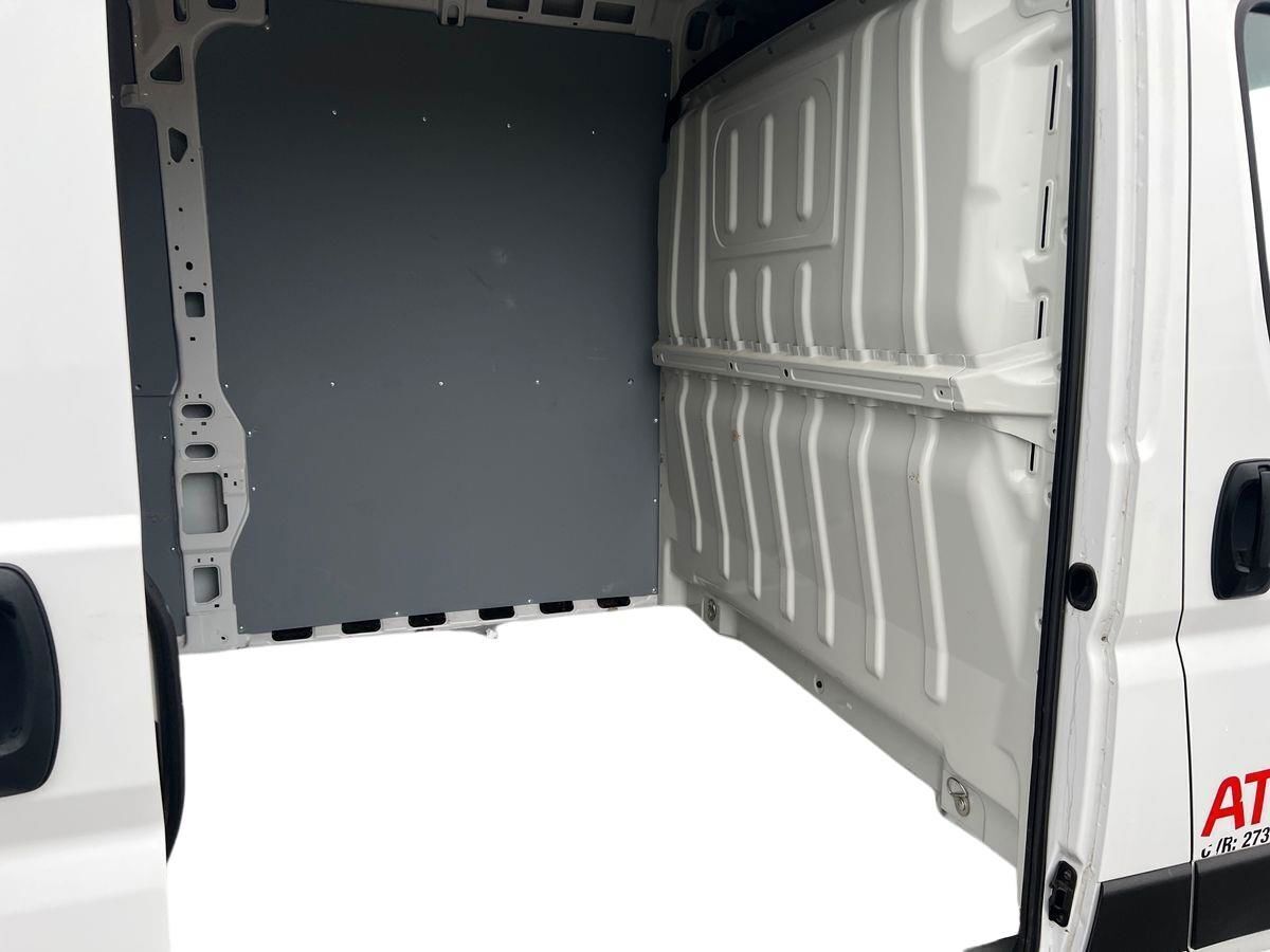 Hvid Fiat E-Ducato fra 2022 set udefra
