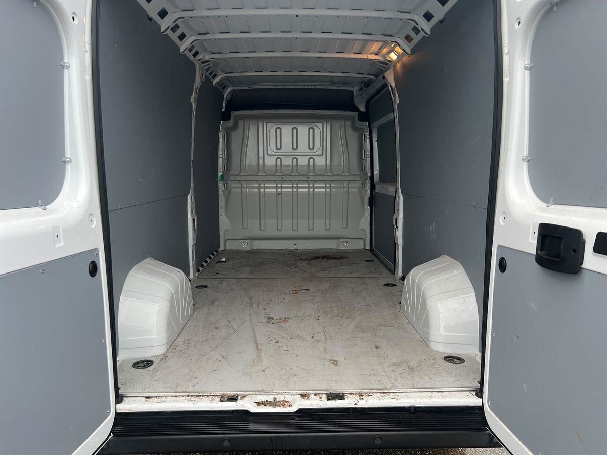 Hvid Fiat E-Ducato fra 2022 set udefra