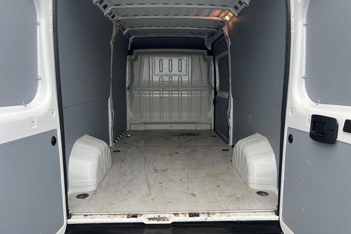 Hvid Fiat E-Ducato fra 2022 set udefra