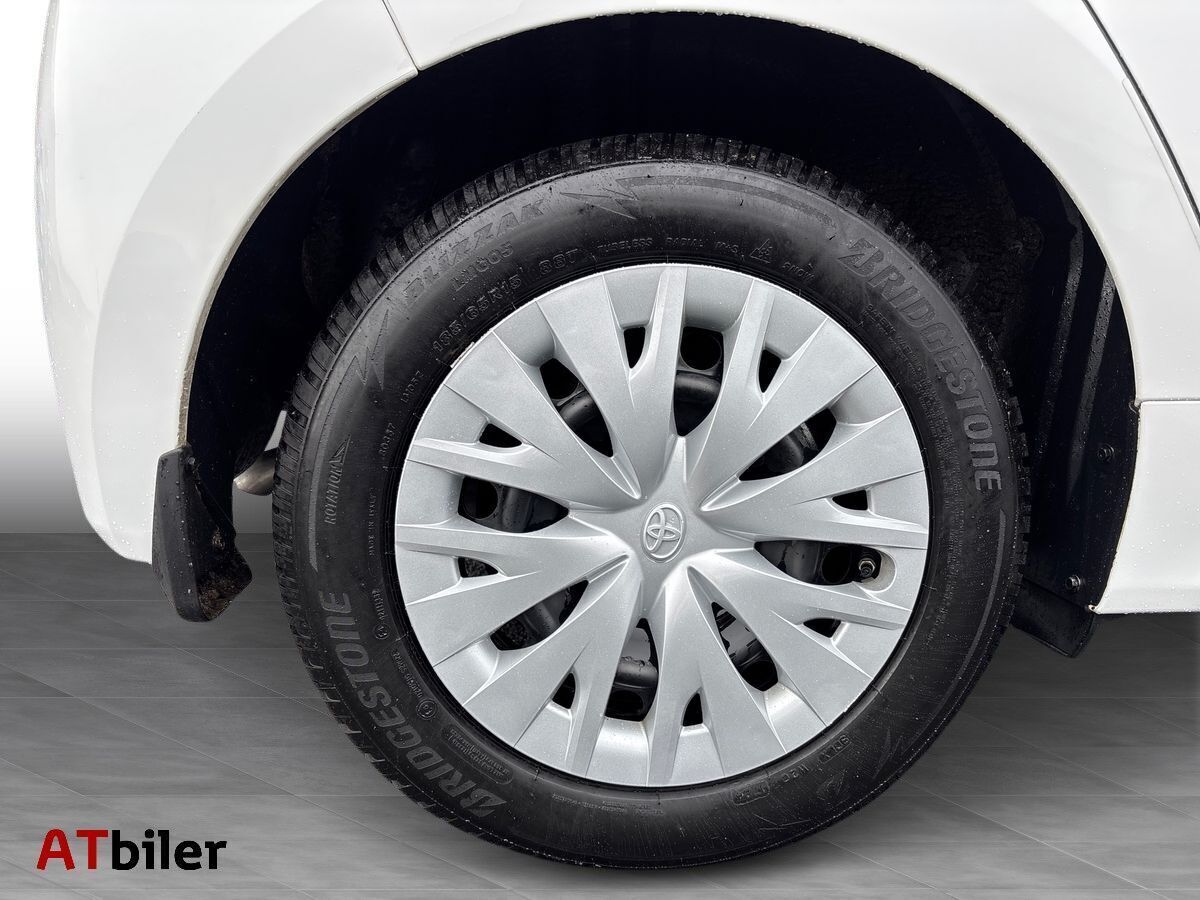 Hvid Toyota Yaris fra 2024