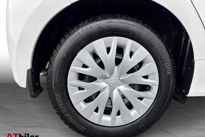 Hvid Toyota Yaris fra 2024
