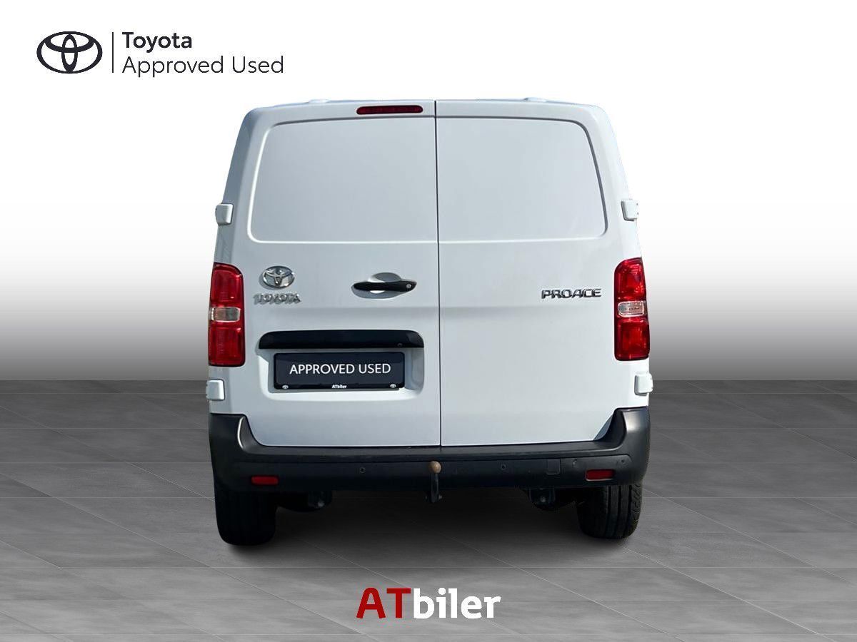 Hvid Toyota ProAce fra 2023