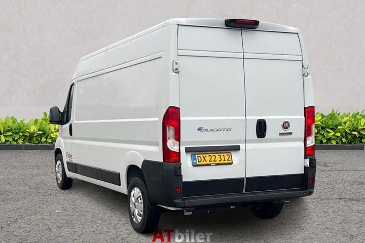 Hvid Fiat E-Ducato fra 2022 set udefra