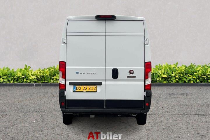 Hvid Fiat E-Ducato fra 2022 set udefra